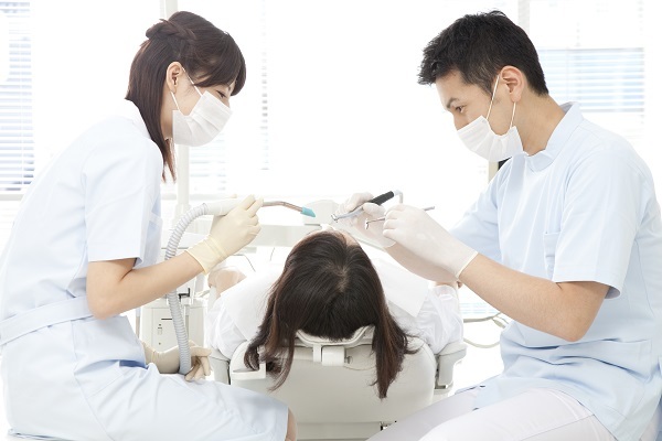 治療する歯科医師と歯科衛生士_AdobeStock_375266663_Paylessimages_600_400