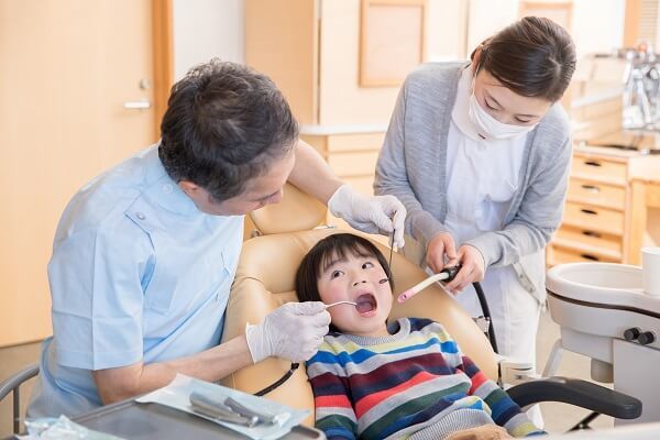 子供の歯科治療風景_AdobeStock_248418705_buritora_600_400