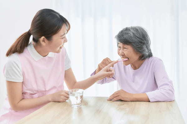 pixta_97135403_M_歯科衛生士と高齢の女性患者